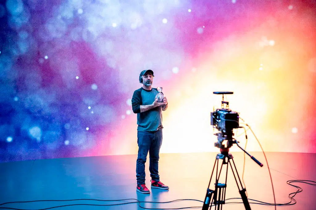 Corporate Photography Feature Story in Paris — Presenter filmed in a studio with special effects, holding a trophy against a colorful immersive backdrop; Samsung Electronics Tech Leaders Summit — Guillaume Galmiche
